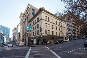 Отель The Urban