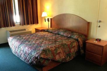 בית מלון כפרי University Inn And Suites