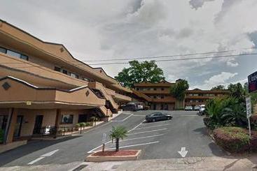هتل University Inn And Suites