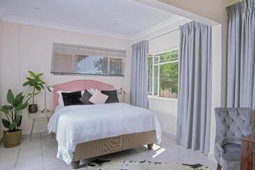 פנסיון Leaves Lodge And Spa