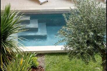 La Maison Rouge D Uzes B&b