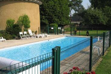 민박 Château Du Golf De La Freslonnière