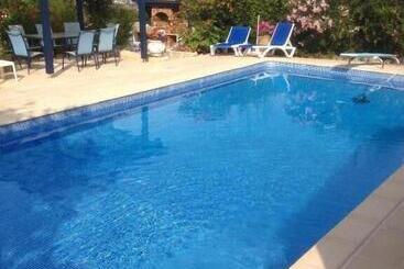 Aamiaismajoitus (B&B) Villa Erresiñolettean