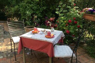 هتل Clos Des Iris