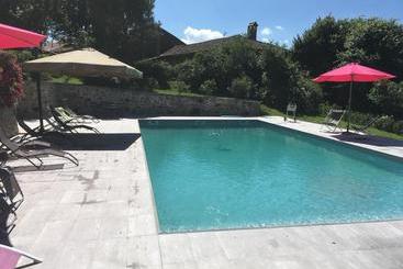 צימר Château De La Chabroulie