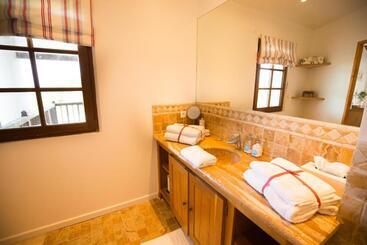 تختخواب و صبحانه La Maison Tamarin