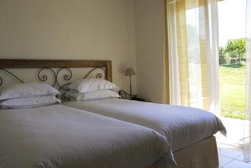 Hotel De La Pyramide