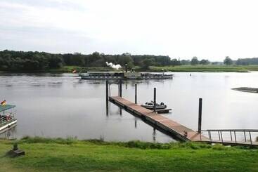 Hotell Elbterrassen Zu Brambach