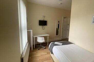 צימר Mersey View Hotel & Pub