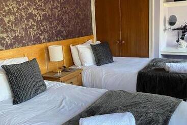 בית מלון כפרי The Black Swan