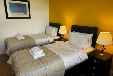 민박 Watermead House