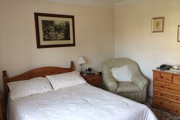 Half Moon Hotel And Restaurant