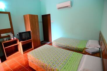 בית מלון כפרי Purnama Beach Resort