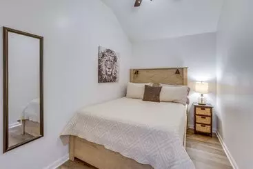Charming Cottage At Waxahatchee Creek & Marina!