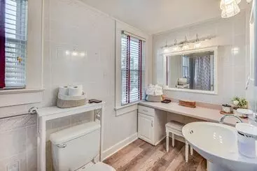 Mökkimajoitus Charming Smithfield House: Walk To Downtown!