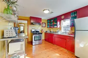 کلبه Fayetteville Home W/ Patios Near Town & University