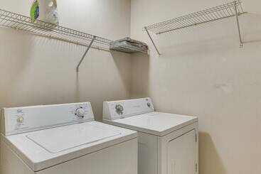 Mökkimajoitus Indy Delight: Charming House ~ 10 Mi To Downtown!