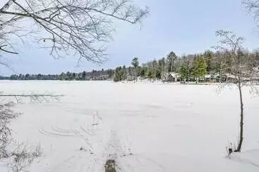 コテージ Lakefront Suring Home W/ Pool Table + Views!