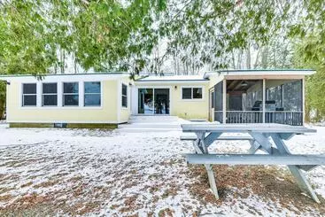 Mökkimajoitus Waterfront North Hero Home W/ Screened Porch