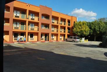 Motelli Travel Plaza Inn