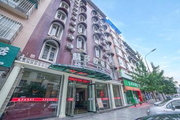 בית מלון כפרי Leshan Oughton Holiday Inn