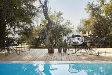 هتل Victoria Falls River Lodge