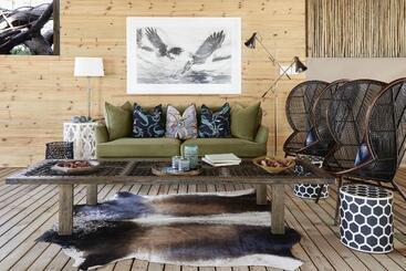 هتل Victoria Falls River Lodge