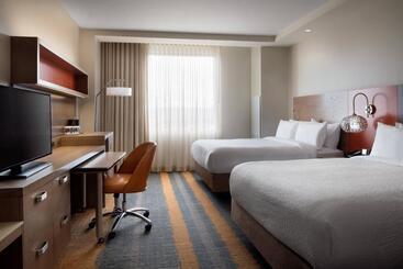 בית מלון כפרי Courtyard By Marriott Phoenix Downtown