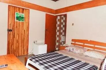 Deke Hotel And Suites