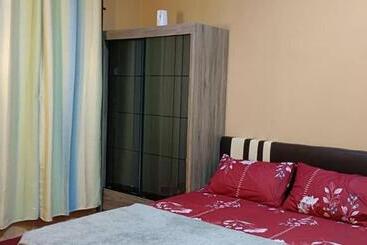 Pensão Aqiza Home Kuala Krai