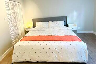 پانسیون Spacious Beautiful View Suite In Surrey City