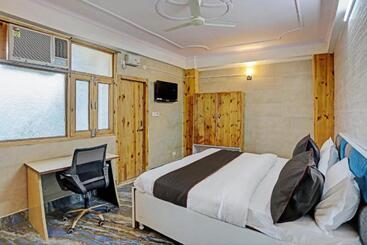 Umen Hotel Sector 66