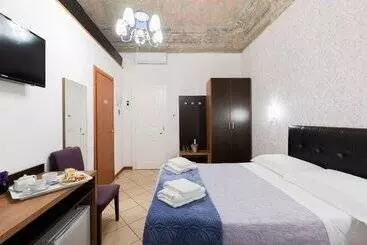 هتل Adelaide House
