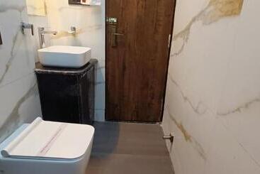 Отель Madhavam 250 Mtr From Mathura Railway Station