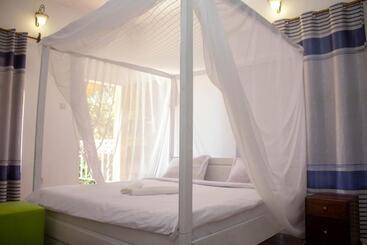 Captains Villa   Where Lake Malawi And Shire River Meet, Historical Hotel At Waterfront Next To The