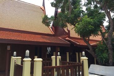 هتل Luang Chumni Village