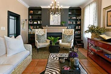 بنسيون Ashbourne Boutique Guest House