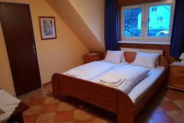 汽车旅馆  Pirates