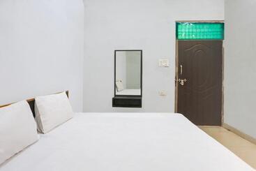 ホテル Oyo Muchhad 75