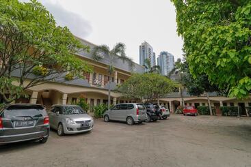 Hotel Reddoorz Plus @ Karet Pedurenan 3