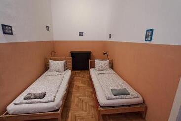 Pal's Hostel And Apartments