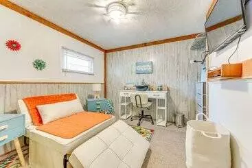 コテージ Eclectic Tarpon Springs Home: Bayou Across Street!
