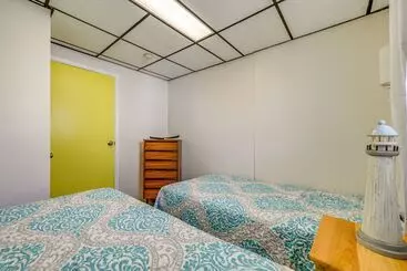 Sunset Bay Cottage: Walk To Lake Erie & Beach!