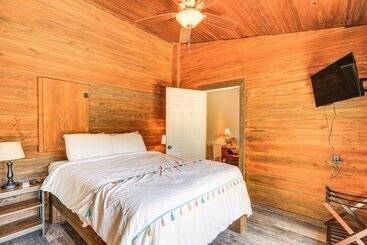 بيت ريفى Tranquil Suite W/ Porch < 2 Mi To Cedar Lakes!