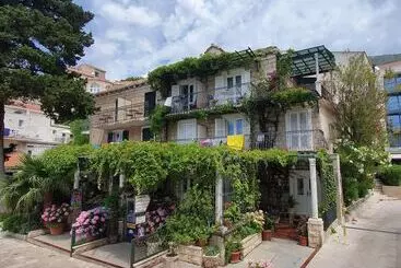 Aamiaismajoitus (B&B) Guesthouse Villa Mlini