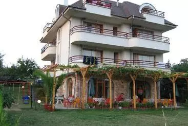 Residenssi Victoria Sinemorets Guest House