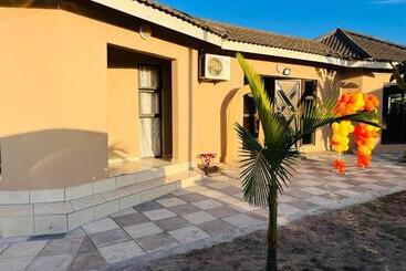 בית מלון כפרי African Dream Lodge Mbazwana