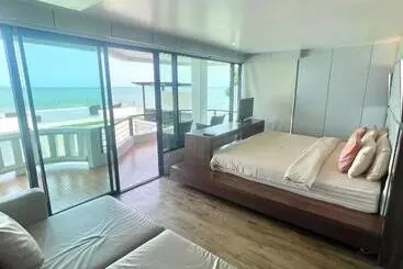 Hotel Ocean Breeze Inn   Beach Front
