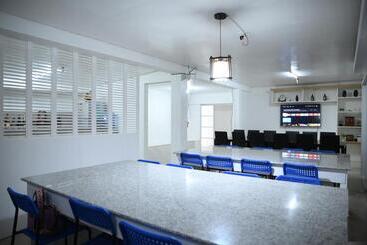 膳宿费 Grin Mcfly International Beachfront Guest House