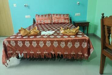 Hotel Cosmic Holiday Inn